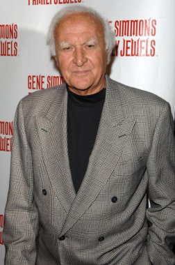 Robert Loggia