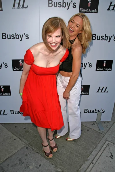 Kiersten warren und victoria pratt at ante up for the arts celebrity poker night benefiting notre dame high school. busbys east, los angeles, ca. 18.05. — Stockfoto