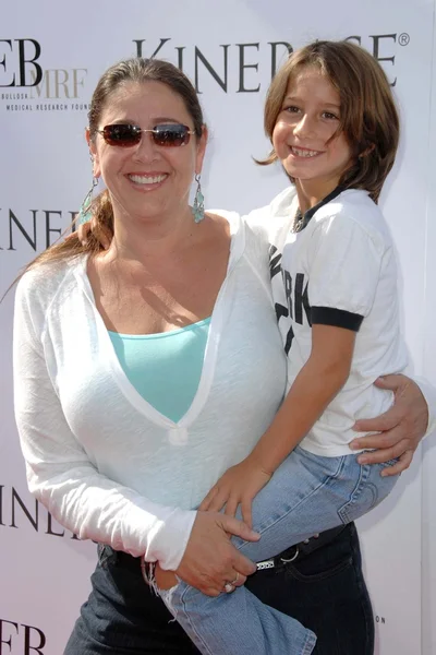 Camryn Manheim and son Milo at the Kinerase Skincare Celebration On The Pier hosted by Courteney Cox to benefit the EV Medical Research Foundation. Santa Monica Pier, Santa Monica, CA. 09-29-07 — Stock Photo, Image