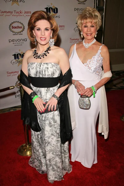 Kat Kramer and Karen Sharpe Kramer at the 18th Annual Night Of 100 Stars Gala. Beverly Hills Hotel, Beverly Hills, CA. 02-24-08 — Stock Photo, Image