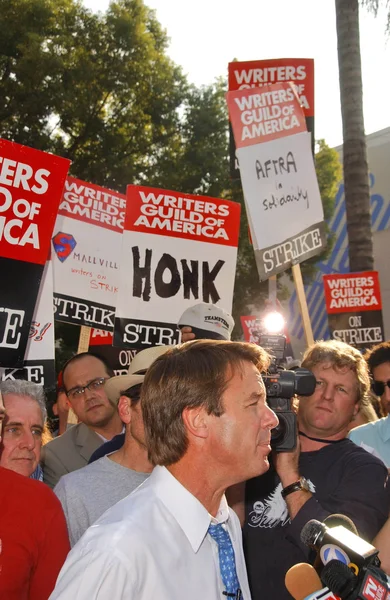 John Edwards at the Writers Guild of America Picket Line in front of NBC Studios. Burbank, CA. 11-16-07 — Stock Photo, Image
