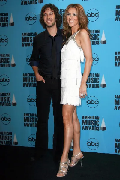 Josh Groban y Celine Dion en la sala de prensa de los American Music Awards 2007. Nokia Center, Los Ángeles, CA. 11-18-07 — Foto de Stock