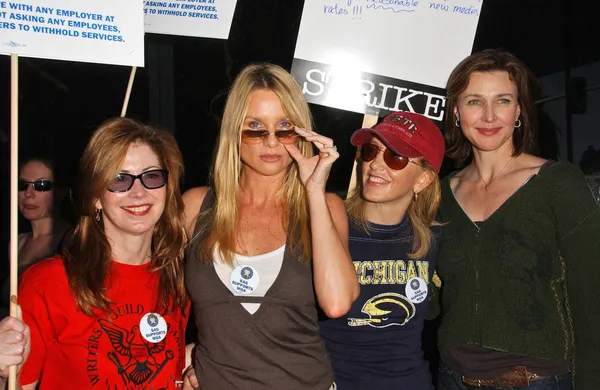 Dana Delany and Nicollette Sheridan with Felicity Huffman and Brenda Strong — Stock Photo, Image