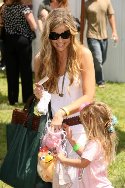 Denise Richards and daughter Lola — 图库照片