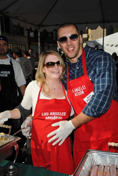 Melissa Joan Hart and Mark Wilkerson at the Los Angeles Mission's Christmas Eve Dinner for the Homeless. Los Angeles Mission, Los Angeles, CA. 12-24-07 — Stock Photo, Image