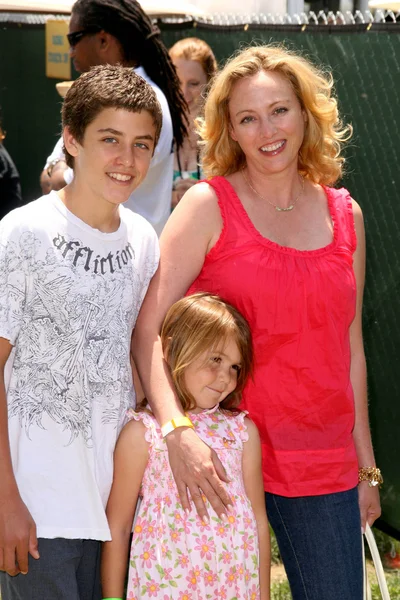 Virginia madsen ve aile — Stok fotoğraf