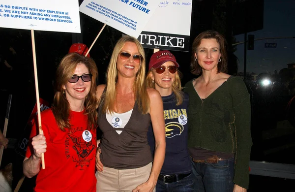 Dana Delany and Nicollette Sheridan with Felicity Huffman and Brenda Strong — Stock Photo, Image