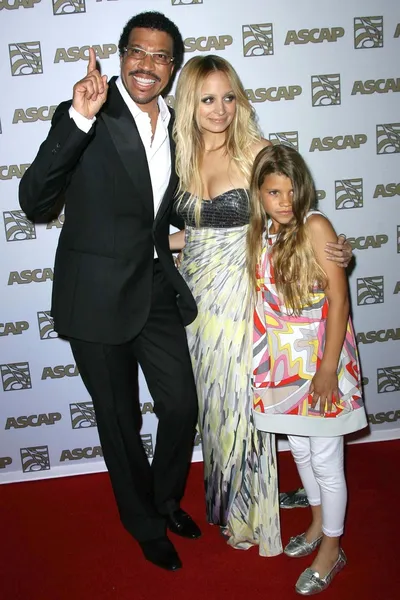 Lionel Richie con sus hijas Nicole Richie y Sophia Richie — Foto de Stock