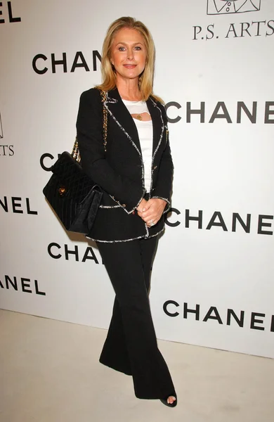 Kathy Hilton Chanelin ja P.S.:n kulmassa. Taiteen juhlat. Chanel Beverly Hills Boutique, Beverly Hills, CA. Viikkokatsaus — kuvapankkivalokuva