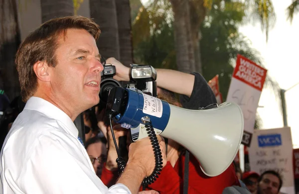 John Edwards à la Writers Guild of America Picket Line devant NBC Studios. Burbank, Californie. 11-16-07 — Photo