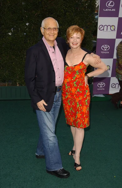 Norman Lear och Frances Fisher på den 17: e årliga miljö Media Association Awards. Ebell Club i Los Angeles, Los Angeles, Ca. 10-24-07 — Stockfoto