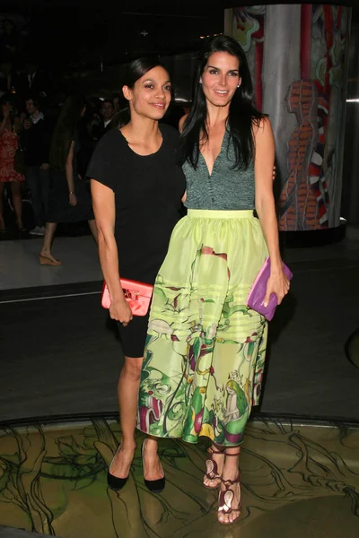 Rosario dawson und angie harmlos — Stockfoto