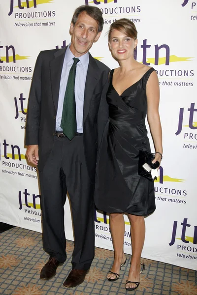 Michael Lynton y Natalie Portman en los Premios Visión 2007 de JTN Productions. Beverly Hills Hotel, Beverly Hills, CA. 10-08-08 —  Fotos de Stock