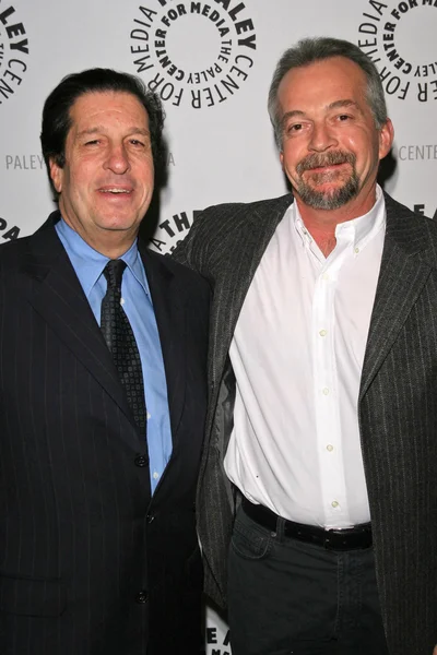 Peter Roth y Christopher Chulack en una fiesta celebrando el episodio 300 de "ER". The Paley Center for Media, Beverly Hills, CA. 12-03-07 —  Fotos de Stock