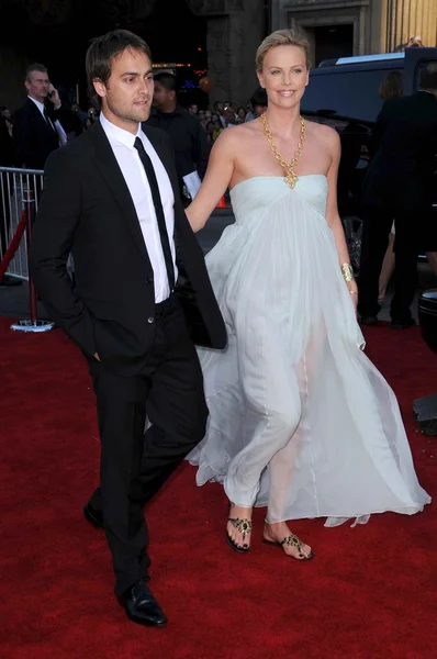 Stuart Townsend and Charlize Theron — Stock Photo, Image