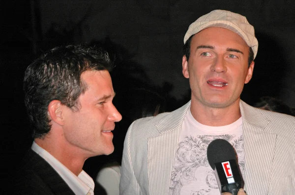 Dylan Walsh y Julian McMahon en un evento de medios promoviendo el traslado de Nip Tuck de Miami a Los Ángeles. Hollywood and Highland Center, Hollywood, CA. 10-25-07 — Foto de Stock