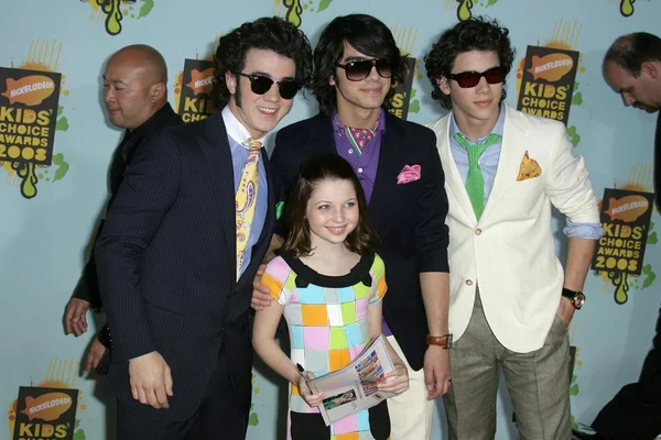 The Jonas Brothers and Sammi Hanratty — Stock Photo, Image