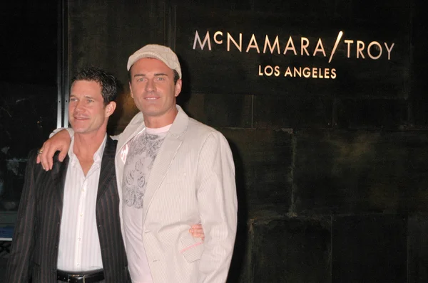 Dylan Walsh and Julian McMahon at a media event promoting Nip Tuck's move from Miami to Los Angeles. Hollywood and Highland Center, Hollywood, CA. 10-25-07 — 图库照片