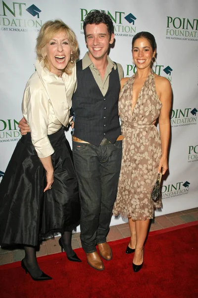 Judith Light con Michael Urie y Ana Ortiz — Foto de Stock