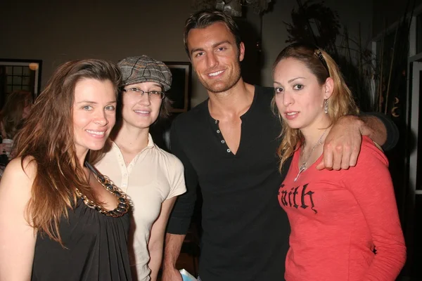 Alicia Arden and Claudia Lari with Andy Hnilo and Jennifer Leeser — Stock Photo, Image