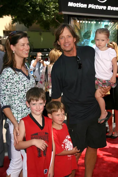 Sam Jenkins with Kevin Sorbo and their children — Stock Photo, Image