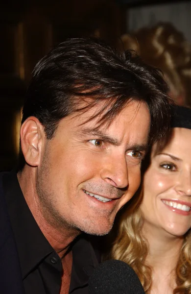 Charlie Sheen and Brooke Allen at the 5th Annual Best In Drag Show, Fundraiser for Aid for AIDS. Orpheum Theatre, Los Angeles, CA. 10-14-07 — Stock Photo, Image