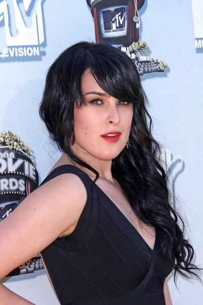 Молдавиялық әйелді қалың топ өзінің барлық саңылауларына сиғызды