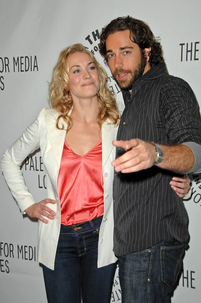 Yvonne Strahovski y Zachary Levi — Foto de Stock