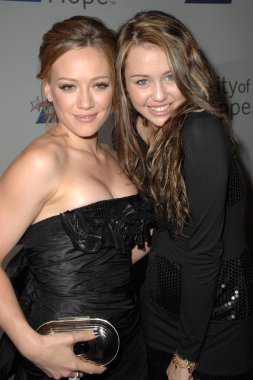 Hilary duff ve yaşam 2007 ruhu, miley cyrus ödül akşam yemeği hilary duff tarafından ev sahipliği yaptı. Pasifik Tasarım Merkezi, west hollywood, ca. 09 / 27 / 07