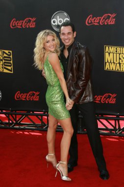 Julianne hough ve helezoni yasaklanmış