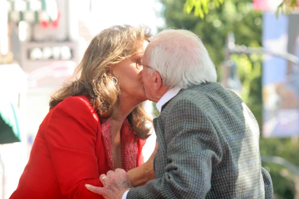 Dawn Wells e Sherwood Schwartz — Foto Stock