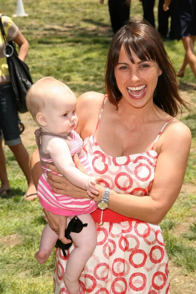 Constance zimmer och dotter colette — Stockfoto