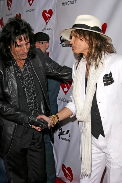 Alice Cooper and Steven Tyler at the 4th Annual MusiCares MAP Fund Benefit Concert. The Music Box, Hollywood, CA. 05-09-08 — Stock Photo, Image