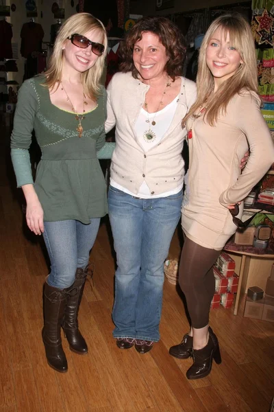 Courtney Peldon with Sharon Glasser and Ashley Peldon at the launch party for Ashley And Courtney Peldon's Starring...! Fragrances. Whole Foods Market, West Hollywood, CA. 12-02-07 — Stock Photo, Image