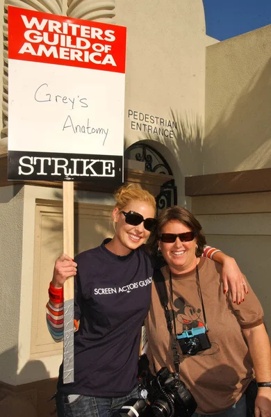 Katherine Heigl at the Writers Guild of America Picket Line in front of Paramount Studios. Hollywood, CA. 12-12-07 — Stock Photo, Image