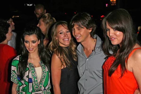 Kimberly Kardashian และ Haylie Duff กับ Jonathan Cheban และ Khloe Kardashian ที่งานปาร์ตี้เสื้อผ้า ลิซ่า เคไลน์ เบเวอร์ลี่ ฮิลล์ แคลิฟอร์เนียค่ะ 04-10-08 ค่ะ — ภาพถ่ายสต็อก