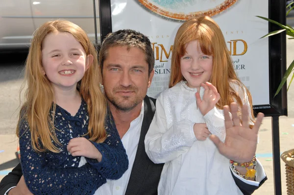 Gerard Butler with his nieces Katie and Rachel — Stock Photo, Image