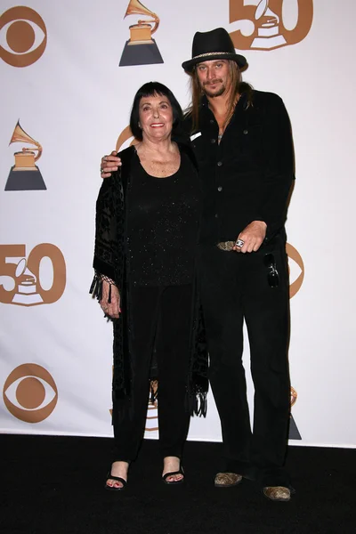 Keely Smith e Kid Rock na sala de imprensa no Grammy Awards de 2008. Staples Center, Los Angeles, CA. 02-10-08 — Fotografia de Stock