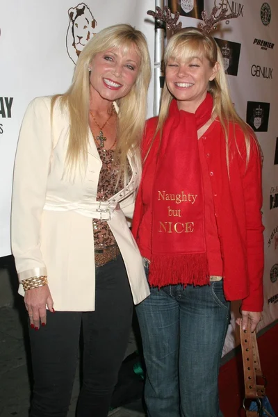 Pamela Bach y Julie McCullough en el evento de moda y caridad FULCAGE para beneficiar a la Fundación Madre Soltera. BLVD3, Hollywood, CA. 12-05-07 — Foto de Stock