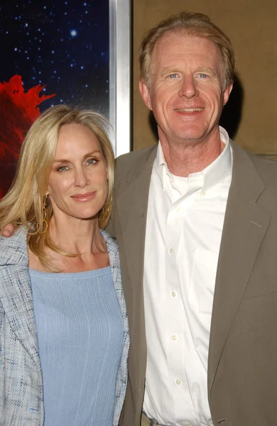 Ed Begley Jr. i żona Rachelle na specjalnym przesiewowym "Across the Universe". Teatr egipski, Hollywood, CA. 09-18-07 — Zdjęcie stockowe