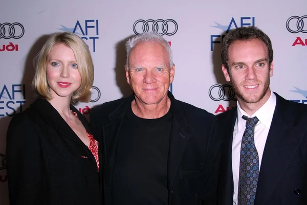 Malcolm McDowell y su familia en el AFI Fest 2007 estreno de "Southland Tales". Arclight Cinemas, Hollywood, CA. 11-02-07 — Foto de Stock