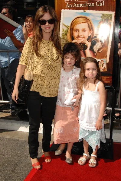 레이첼 bilson 그녀의 여동생과 그녀의 친구와 함께 — 스톡 사진