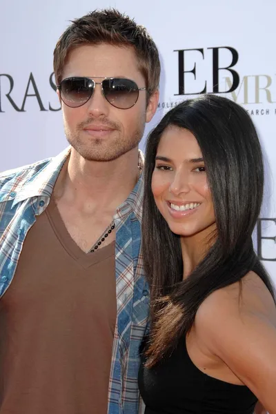 Eric Winter and Roselyn Sanchez at the Kinerase Skincare Celebration On The Pier hosted by Courteney Cox to benefit the EV Medical Research Foundation. Santa Monica Pier, Santa Monica, CA. 09-29-07 — Stock Photo, Image
