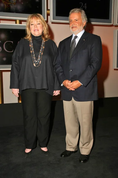 Kathy Bates และ Sidney Ganis ที่งานประกาศรางวัลการสรรหาสถาบันการศึกษาประจําปีครั้งที่ 80 โรงภาพยนตร์ซามูเอล โกลด์วิน สถาบันศิลปะและวิทยาศาสตร์ภาพยนตร์ เบเวอร์ลี่ ฮิลล์ แคลิฟอร์เนีย 01-22-08 — ภาพถ่ายสต็อก