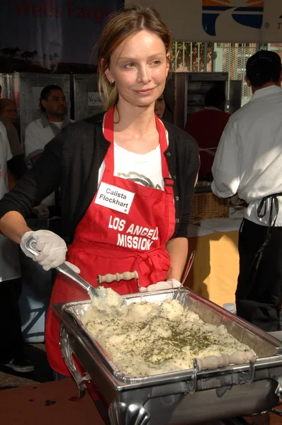 Calista flockhart los angeles görev şükran günündeki evsizlere yemek. Los Angeles misyonu, los angeles, ca. 10-21-07
