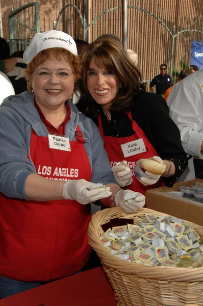 Patrika Darbo and Kate Linder at the Los Angeles Mission's Thanksgiving Dinner For the Homeless. L.A. Mission, Los Angeles, CA. 10-21-07 — Stock Photo, Image