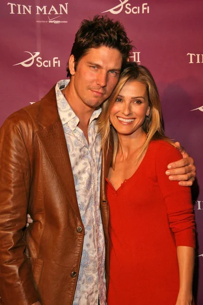 Michael Trucco and Sandra Hess at the Premiere of SciFi Network's "Tin Man". Cinerama Dome, Hollywood, CA. 11-27-07 — Stock Photo, Image