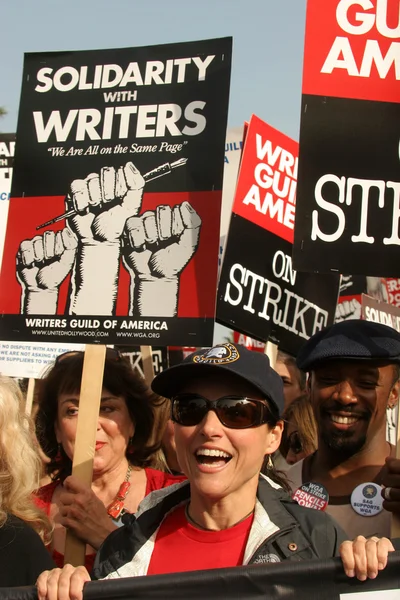 Julia Louis-Dreyfus lors d'une manifestation de la Writers Guild of America sur Hollywood Boulevard. Hollywood, Californie. 11-20-07 — Photo