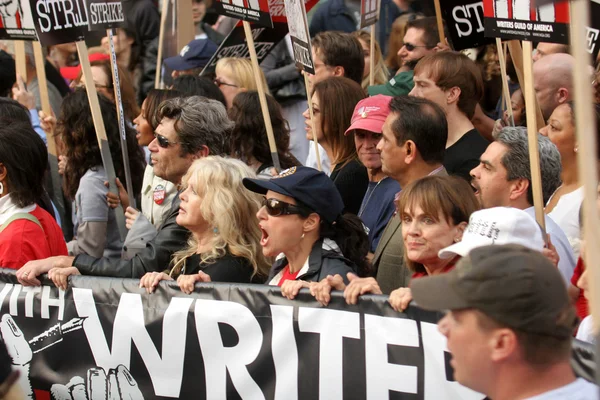 Connie Stevens avec Julia Louis-Dreyfus et Valerie Harper lors d'une manifestation de la Writers Guild of America sur Hollywood Boulevard. Hollywood, Californie. 11-20-07 — Photo