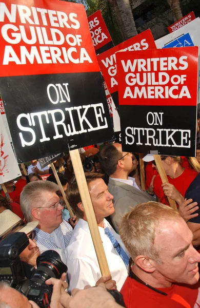 John Edwards at the Writers Guild of America Picket Line in front of NBC Studios. Burbank, CA. 11-16-07 — Stock Photo, Image